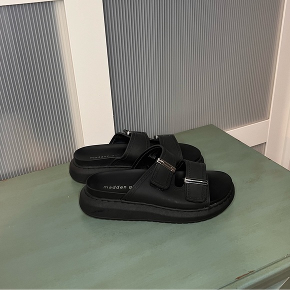 Women’s size 6 Steve Madden two strap black slides - Picture 3 of 4